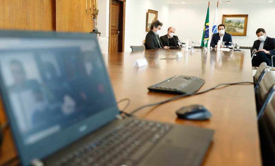 O projeto executivo da revitalização da Avenida Atílio Fontana, em Paranaguá, foi concluído e apresentado nesta quinta-feira (02) em uma reunião virtual que contou com a participação do governador Carlos Massa Ratinho Junior, do secretário de Infraestrutura e Logística, Sandro Alex, do diretor-presidente dos Portos do Paraná, Luiz Fernando Garcia, e do prefeito Marcelo Roque.