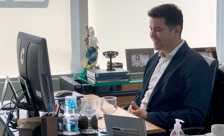 A nova ordem econômica e geopolítica mundial, que vem sendo desenhada no pós-pandemia, abre espaço para o Brasil ocupar uma nova posição no mercado internacional e uma grande oportunidade para o Paraná ampliar o fornecimento de alimentos do mundo. No encontro virtual Comex 20+ - Tendências, Insights e Ações, realizado nesta quinta-feira (02), o chefe da Casa Civil do governo paranaense, Guto Silva, explicou como o Estado se prepara para isso.Foto: Guilherme Flores/Casa Civil