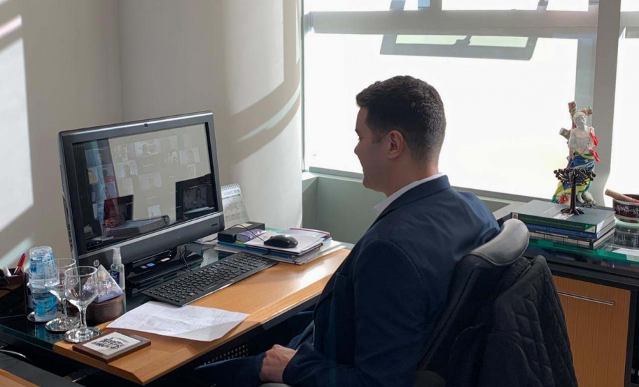 A nova ordem econômica e geopolítica mundial, que vem sendo desenhada no pós-pandemia, abre espaço para o Brasil ocupar uma nova posição no mercado internacional e uma grande oportunidade para o Paraná ampliar o fornecimento de alimentos do mundo. No encontro virtual Comex 20+ - Tendências, Insights e Ações, realizado nesta quinta-feira (02), o chefe da Casa Civil do governo paranaense, Guto Silva, explicou como o Estado se prepara para isso.Foto: Guilherme Flores/Casa Civil