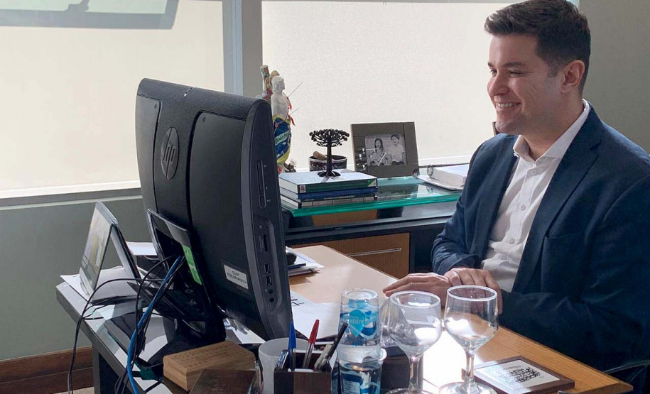 A nova ordem econômica e geopolítica mundial, que vem sendo desenhada no pós-pandemia, abre espaço para o Brasil ocupar uma nova posição no mercado internacional e uma grande oportunidade para o Paraná ampliar o fornecimento de alimentos do mundo. No encontro virtual Comex 20+ - Tendências, Insights e Ações, realizado nesta quinta-feira (02), o chefe da Casa Civil do governo paranaense, Guto Silva, explicou como o Estado se prepara para isso.Foto: Guilherme Flores/Casa Civil