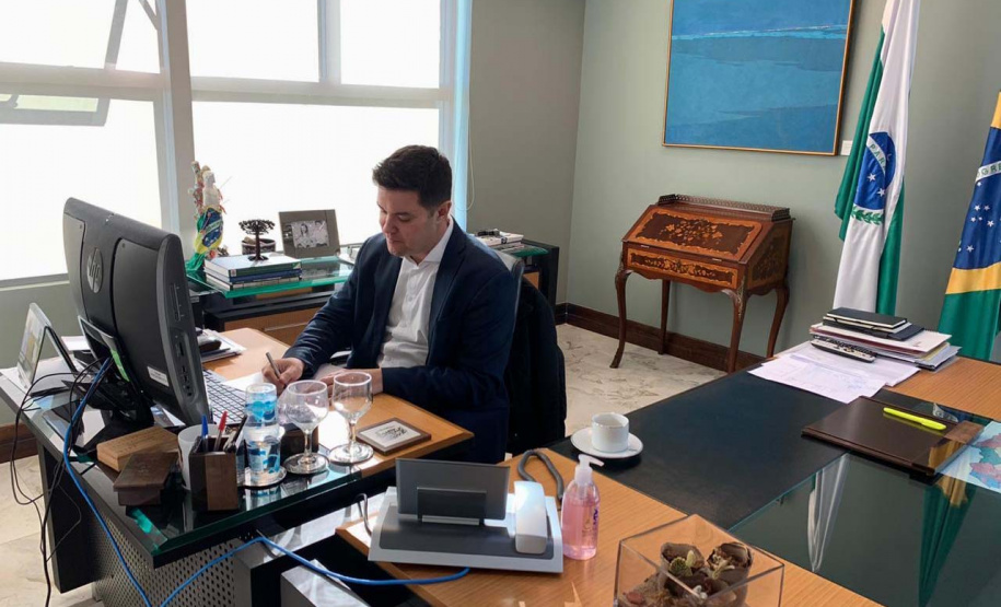 A nova ordem econômica e geopolítica mundial, que vem sendo desenhada no pós-pandemia, abre espaço para o Brasil ocupar uma nova posição no mercado internacional e uma grande oportunidade para o Paraná ampliar o fornecimento de alimentos do mundo. No encontro virtual Comex 20+ - Tendências, Insights e Ações, realizado nesta quinta-feira (02), o chefe da Casa Civil do governo paranaense, Guto Silva, explicou como o Estado se prepara para isso.Foto: Guilherme Flores/Casa Civil