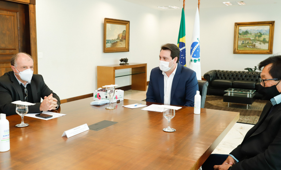 Agricultores familiares de 15 comunidades de Rosário do Ivaí, no Vale do Ivaí, vão receber o mapa e o memorial descritivo das propriedades onde vivem, uma das etapas do processo de regularização fundiária de suas terras. A documentação, que vai beneficiar 110 famílias, foi entregue nesta quinta-feira (02) pelo governador Carlos Massa Ratinho Junior ao prefeito Ilton Shiguemi Kuroda.