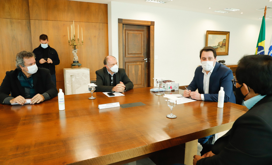 Agricultores familiares de 15 comunidades de Rosário do Ivaí, no Vale do Ivaí, vão receber o mapa e o memorial descritivo das propriedades onde vivem, uma das etapas do processo de regularização fundiária de suas terras. A documentação, que vai beneficiar 110 famílias, foi entregue nesta quinta-feira (02) pelo governador Carlos Massa Ratinho Junior ao prefeito Ilton Shiguemi Kuroda.