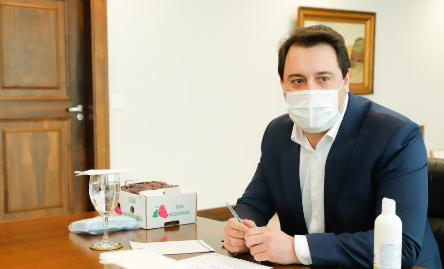 Agricultores familiares de 15 comunidades de Rosário do Ivaí, no Vale do Ivaí, vão receber o mapa e o memorial descritivo das propriedades onde vivem, uma das etapas do processo de regularização fundiária de suas terras. A documentação, que vai beneficiar 110 famílias, foi entregue nesta quinta-feira (02) pelo governador Carlos Massa Ratinho Junior ao prefeito Ilton Shiguemi Kuroda.