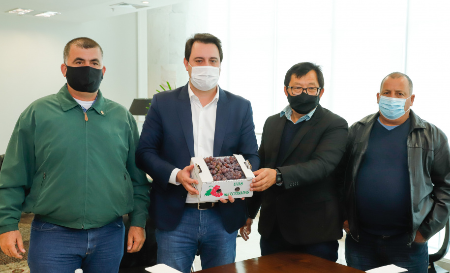 Agricultores familiares de 15 comunidades de Rosário do Ivaí, no Vale do Ivaí, vão receber o mapa e o memorial descritivo das propriedades onde vivem, uma das etapas do processo de regularização fundiária de suas terras. A documentação, que vai beneficiar 110 famílias, foi entregue nesta quinta-feira (02) pelo governador Carlos Massa Ratinho Junior ao prefeito Ilton Shiguemi Kuroda.