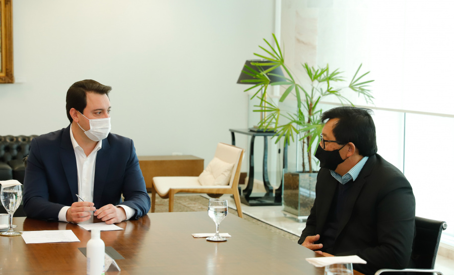 Agricultores familiares de 15 comunidades de Rosário do Ivaí, no Vale do Ivaí, vão receber o mapa e o memorial descritivo das propriedades onde vivem, uma das etapas do processo de regularização fundiária de suas terras. A documentação, que vai beneficiar 110 famílias, foi entregue nesta quinta-feira (02) pelo governador Carlos Massa Ratinho Junior ao prefeito Ilton Shiguemi Kuroda.