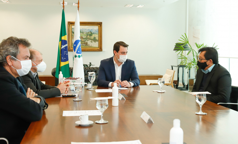 Agricultores familiares de 15 comunidades de Rosário do Ivaí, no Vale do Ivaí, vão receber o mapa e o memorial descritivo das propriedades onde vivem, uma das etapas do processo de regularização fundiária de suas terras. A documentação, que vai beneficiar 110 famílias, foi entregue nesta quinta-feira (02) pelo governador Carlos Massa Ratinho Junior ao prefeito Ilton Shiguemi Kuroda.