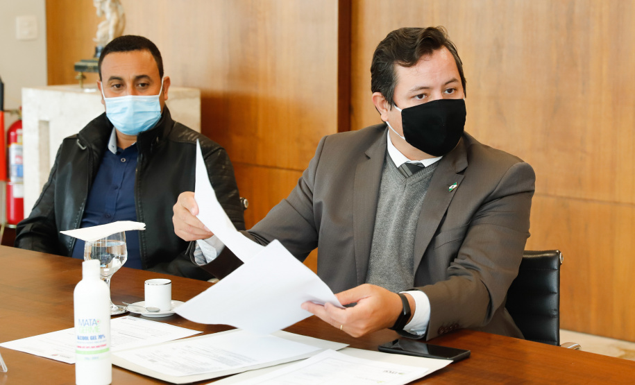 Agricultores familiares de 15 comunidades de Rosário do Ivaí, no Vale do Ivaí, vão receber o mapa e o memorial descritivo das propriedades onde vivem, uma das etapas do processo de regularização fundiária de suas terras. A documentação, que vai beneficiar 110 famílias, foi entregue nesta quinta-feira (02) pelo governador Carlos Massa Ratinho Junior ao prefeito Ilton Shiguemi Kuroda.