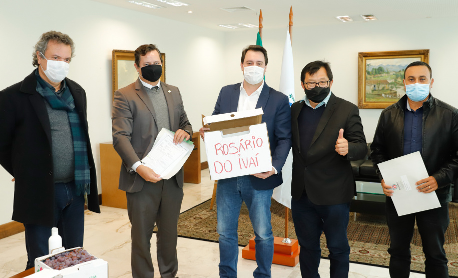 Agricultores familiares de 15 comunidades de Rosário do Ivaí, no Vale do Ivaí, vão receber o mapa e o memorial descritivo das propriedades onde vivem, uma das etapas do processo de regularização fundiária de suas terras. A documentação, que vai beneficiar 110 famílias, foi entregue nesta quinta-feira (02) pelo governador Carlos Massa Ratinho Junior ao prefeito Ilton Shiguemi Kuroda.