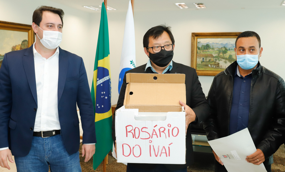 Agricultores familiares de 15 comunidades de Rosário do Ivaí, no Vale do Ivaí, vão receber o mapa e o memorial descritivo das propriedades onde vivem, uma das etapas do processo de regularização fundiária de suas terras. A documentação, que vai beneficiar 110 famílias, foi entregue nesta quinta-feira (02) pelo governador Carlos Massa Ratinho Junior ao prefeito Ilton Shiguemi Kuroda.