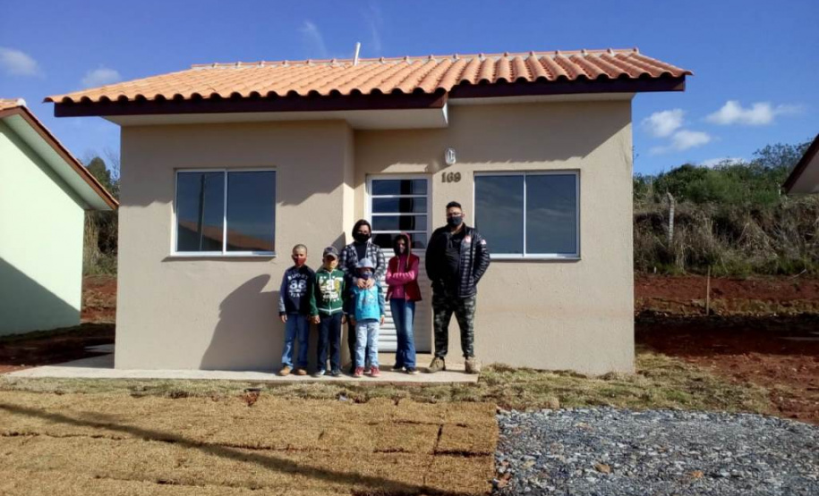 Famílias carentes de Fernandes Pinheiro recebem casas gratuitas Famílias carentes de Fernandes Pinheiro recebem casas gratuitas. Foto:Cohapar