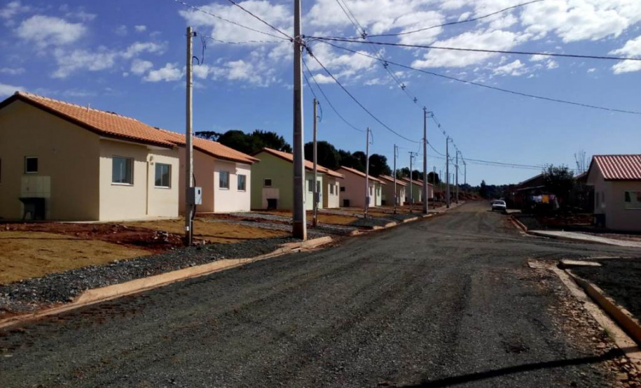 Famílias carentes de Fernandes Pinheiro recebem casas gratuitas Famílias carentes de Fernandes Pinheiro recebem casas gratuitas. Foto:Cohapar