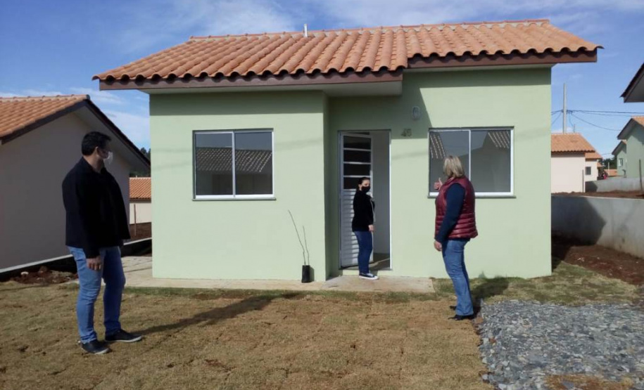 Famílias carentes de Fernandes Pinheiro recebem casas gratuitas Famílias carentes de Fernandes Pinheiro recebem casas gratuitas. Foto:Cohapar