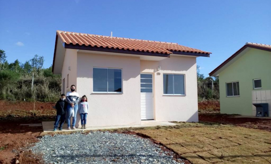 Famílias carentes de Fernandes Pinheiro recebem casas gratuitas Famílias carentes de Fernandes Pinheiro recebem casas gratuitas. Foto:Cohapar