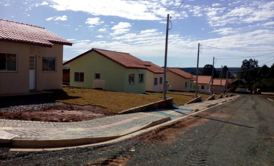 Famílias carentes de Fernandes Pinheiro recebem casas gratuitas Famílias carentes de Fernandes Pinheiro recebem casas gratuitas. Foto:Cohapar