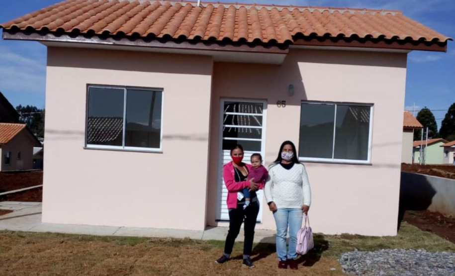 Famílias carentes de Fernandes Pinheiro recebem casas gratuitas Famílias carentes de Fernandes Pinheiro recebem casas gratuitas. Foto:Cohapar
