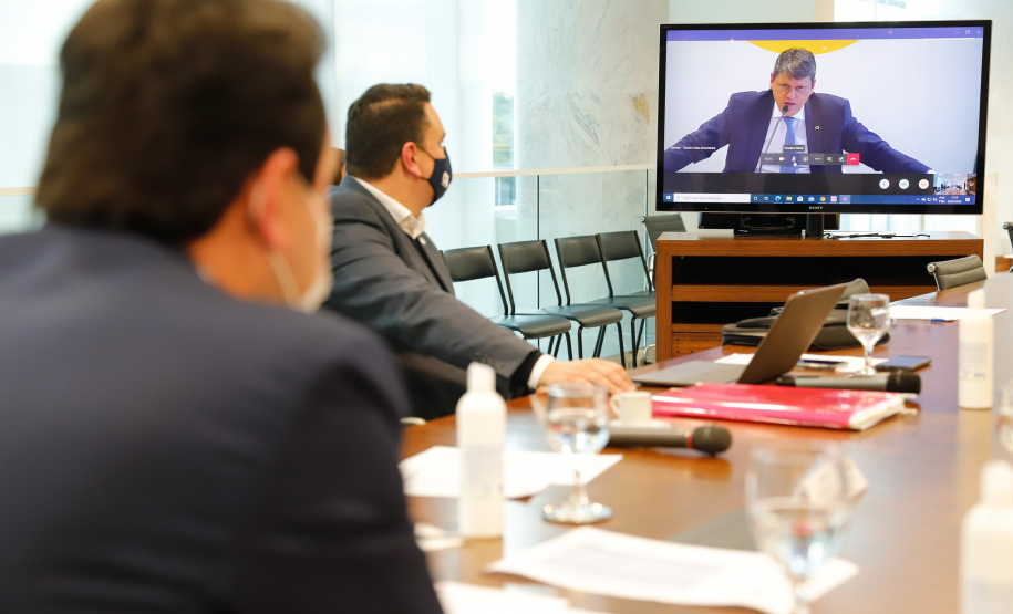 O governador Carlos Massa Ratinho Junior e o ministro de Infraestrutura, Tarcísio Gomes de Freitas, se reuniram nesta quinta-feira (2), em videoconferência, para discutir modelagem, quantidade de lotes, prazos e obras previstas do novo Anel de Integração, que será licitado em 2021. O projeto ainda está em fase de estudos e é tocado pela Empresa de Planejamento e Logística S.A (EPL), em parceria com o IFC, braço de projetos do Banco Mundial.