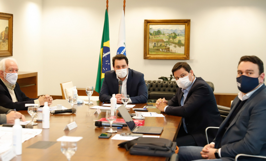 O governador Carlos Massa Ratinho Junior e o ministro de Infraestrutura, Tarcísio Gomes de Freitas, se reuniram nesta quinta-feira (2), em videoconferência, para discutir modelagem, quantidade de lotes, prazos e obras previstas do novo Anel de Integração, que será licitado em 2021. O projeto ainda está em fase de estudos e é tocado pela Empresa de Planejamento e Logística S.A (EPL), em parceria com o IFC, braço de projetos do Banco Mundial.