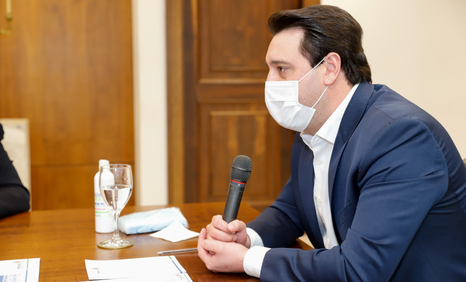 O governador Carlos Massa Ratinho Junior e o ministro de Infraestrutura, Tarcísio Gomes de Freitas, se reuniram nesta quinta-feira (2), em videoconferência, para discutir modelagem, quantidade de lotes, prazos e obras previstas do novo Anel de Integração, que será licitado em 2021. O projeto ainda está em fase de estudos e é tocado pela Empresa de Planejamento e Logística S.A (EPL), em parceria com o IFC, braço de projetos do Banco Mundial.