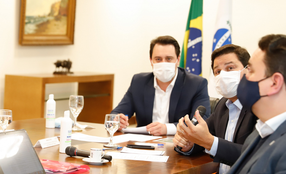 O governador Carlos Massa Ratinho Junior e o ministro de Infraestrutura, Tarcísio Gomes de Freitas, se reuniram nesta quinta-feira (2), em videoconferência, para discutir modelagem, quantidade de lotes, prazos e obras previstas do novo Anel de Integração, que será licitado em 2021. O projeto ainda está em fase de estudos e é tocado pela Empresa de Planejamento e Logística S.A (EPL), em parceria com o IFC, braço de projetos do Banco Mundial.