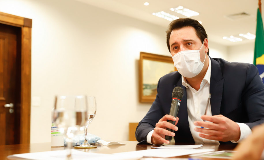 O governador Carlos Massa Ratinho Junior e o ministro de Infraestrutura, Tarcísio Gomes de Freitas, se reuniram nesta quinta-feira (2), em videoconferência, para discutir modelagem, quantidade de lotes, prazos e obras previstas do novo Anel de Integração, que será licitado em 2021. O projeto ainda está em fase de estudos e é tocado pela Empresa de Planejamento e Logística S.A (EPL), em parceria com o IFC, braço de projetos do Banco Mundial.