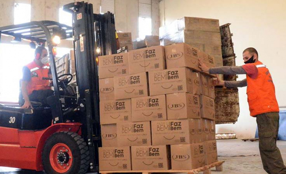 Governo entrega cestas básicas a catadores de materiais recicláveis. Foto: SUDIS