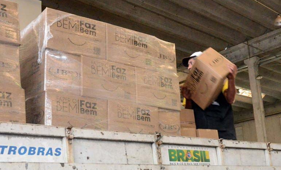 Governo entrega cestas básicas a catadores de materiais recicláveis. Foto: SUDIS