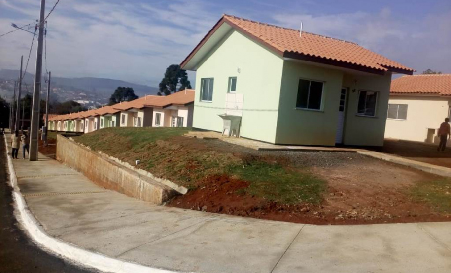 A Cohapar entregou nesta sexta-feira (3) a chave da casa própria para quarenta e duas famílias em situação de vulnerabilidade social, moradoras do município de Sengés. As unidades habitacionais fazem parte do programa Estadual Nossa Gente Paraná que visa à qualidade de vida por meio de moradias dignas. As casas são entregues aos beneficiários sem custo nenhum, pois são financiadas pelo Banco Interamericano de Desenvolvimento (BID).