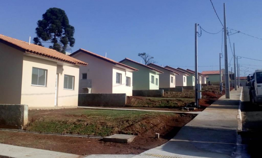 A Cohapar entregou nesta sexta-feira (3) a chave da casa própria para quarenta e duas famílias em situação de vulnerabilidade social, moradoras do município de Sengés. As unidades habitacionais fazem parte do programa Estadual Nossa Gente Paraná que visa à qualidade de vida por meio de moradias dignas. As casas são entregues aos beneficiários sem custo nenhum, pois são financiadas pelo Banco Interamericano de Desenvolvimento (BID).
