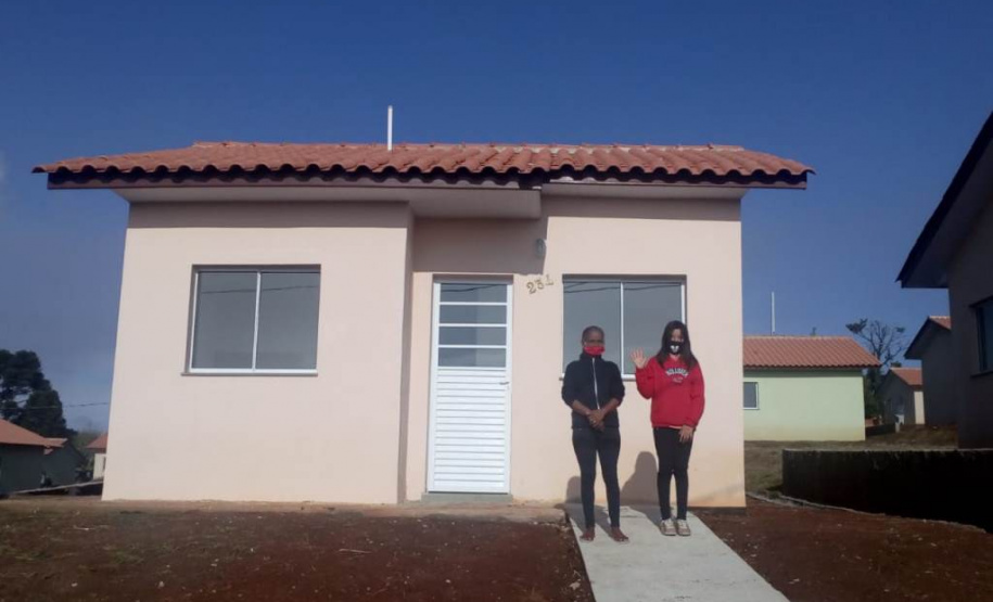 A Cohapar entregou nesta sexta-feira (3) a chave da casa própria para quarenta e duas famílias em situação de vulnerabilidade social, moradoras do município de Sengés. As unidades habitacionais fazem parte do programa Estadual Nossa Gente Paraná que visa à qualidade de vida por meio de moradias dignas. As casas são entregues aos beneficiários sem custo nenhum, pois são financiadas pelo Banco Interamericano de Desenvolvimento (BID).