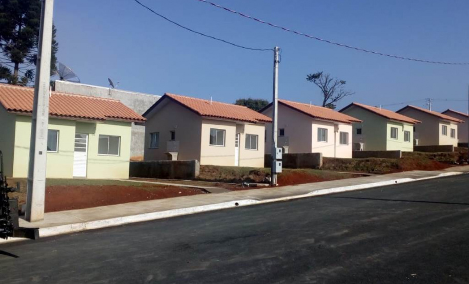 A Cohapar entregou nesta sexta-feira (3) a chave da casa própria para quarenta e duas famílias em situação de vulnerabilidade social, moradoras do município de Sengés. As unidades habitacionais fazem parte do programa Estadual Nossa Gente Paraná que visa à qualidade de vida por meio de moradias dignas. As casas são entregues aos beneficiários sem custo nenhum, pois são financiadas pelo Banco Interamericano de Desenvolvimento (BID).