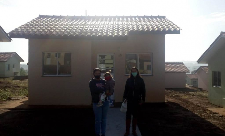 A Cohapar entregou nesta sexta-feira (3) a chave da casa própria para quarenta e duas famílias em situação de vulnerabilidade social, moradoras do município de Sengés. As unidades habitacionais fazem parte do programa Estadual Nossa Gente Paraná que visa à qualidade de vida por meio de moradias dignas. As casas são entregues aos beneficiários sem custo nenhum, pois são financiadas pelo Banco Interamericano de Desenvolvimento (BID).