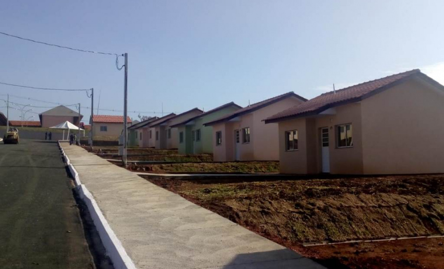 A Cohapar entregou nesta sexta-feira (3) a chave da casa própria para quarenta e duas famílias em situação de vulnerabilidade social, moradoras do município de Sengés. As unidades habitacionais fazem parte do programa Estadual Nossa Gente Paraná que visa à qualidade de vida por meio de moradias dignas. As casas são entregues aos beneficiários sem custo nenhum, pois são financiadas pelo Banco Interamericano de Desenvolvimento (BID).