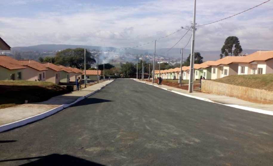 A Cohapar entregou nesta sexta-feira (3) a chave da casa própria para quarenta e duas famílias em situação de vulnerabilidade social, moradoras do município de Sengés. As unidades habitacionais fazem parte do programa Estadual Nossa Gente Paraná que visa à qualidade de vida por meio de moradias dignas. As casas são entregues aos beneficiários sem custo nenhum, pois são financiadas pelo Banco Interamericano de Desenvolvimento (BID).