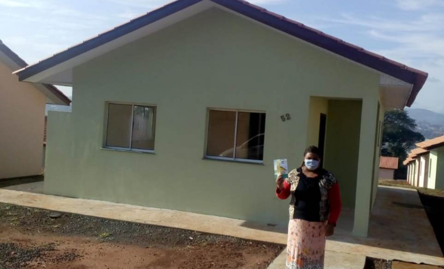 A Cohapar entregou nesta sexta-feira (3) a chave da casa própria para quarenta e duas famílias em situação de vulnerabilidade social, moradoras do município de Sengés. As unidades habitacionais fazem parte do programa Estadual Nossa Gente Paraná que visa à qualidade de vida por meio de moradias dignas. As casas são entregues aos beneficiários sem custo nenhum, pois são financiadas pelo Banco Interamericano de Desenvolvimento (BID).