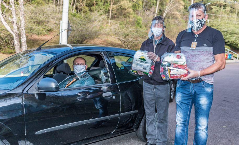 Funcionários voluntários da Copel doaram 685 cestas básicas para a campanha “Menos eu, mais nós”, organizada pelo Governo do Estado do Paraná para auxílio às comunidades que passam por dificuldades no período da pandemia. Foto: Copel