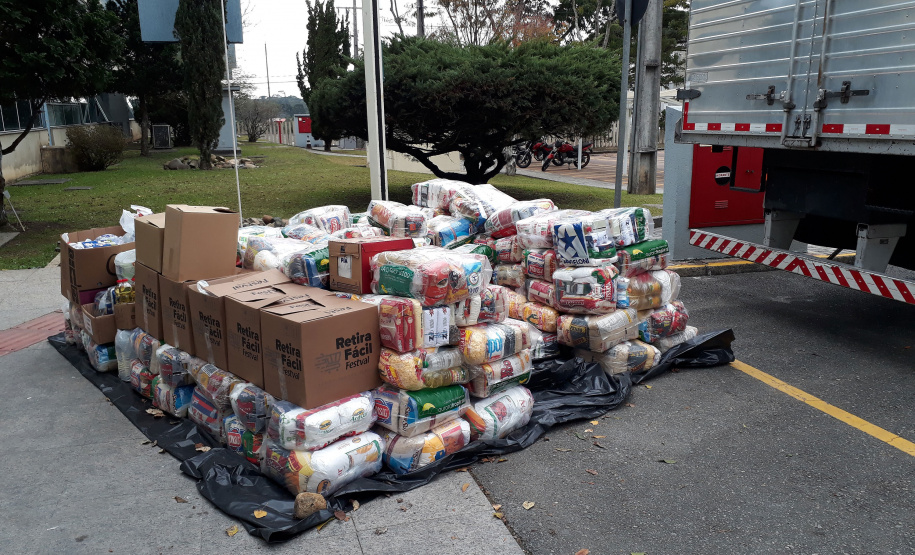 Funcionários voluntários da Copel doaram 685 cestas básicas para a campanha “Menos eu, mais nós”, organizada pelo Governo do Estado do Paraná para auxílio às comunidades que passam por dificuldades no período da pandemia. Foto: Copel