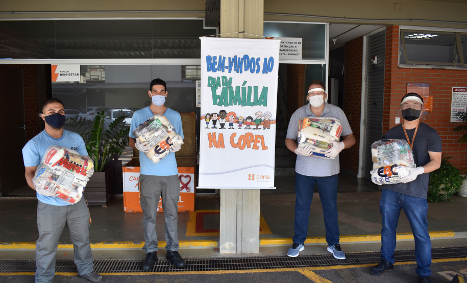 Funcionários voluntários da Copel doaram 685 cestas básicas para a campanha “Menos eu, mais nós”, organizada pelo Governo do Estado do Paraná para auxílio às comunidades que passam por dificuldades no período da pandemia. Foto: Copel