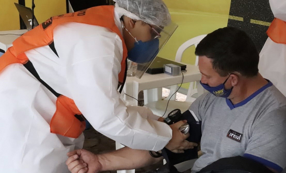 Ação nas estradas do Paraná atende mais de 7 mil caminhoneiros
. Foto:SESA