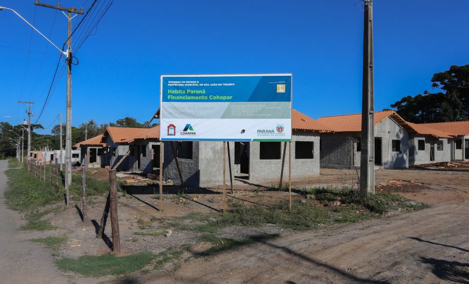 Casas populares - SJ Triunfo As 30 casas do novo conjunto habitacional de São João do Triunfo ainda têm a cor cinza de reboco na parede, madeira exposta nos telhados e como pano de fundo o corre-corre da construção civil, mas elas já estão visíveis em um espaço plano de 13,7 mil metros quadrados