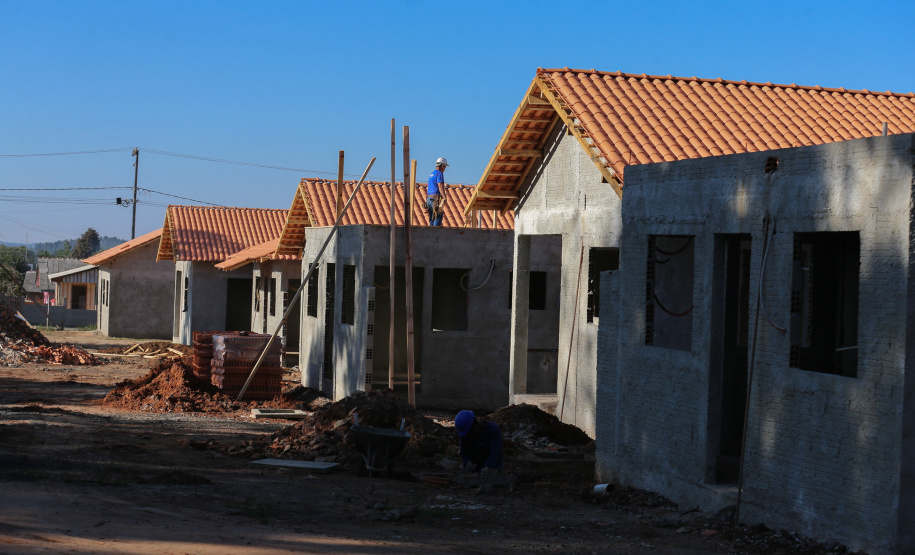 Casas populares - SJ Triunfo As 30 casas do novo conjunto habitacional de São João do Triunfo ainda têm a cor cinza de reboco na parede, madeira exposta nos telhados e como pano de fundo o corre-corre da construção civil, mas elas já estão visíveis em um espaço plano de 13,7 mil metros quadrados