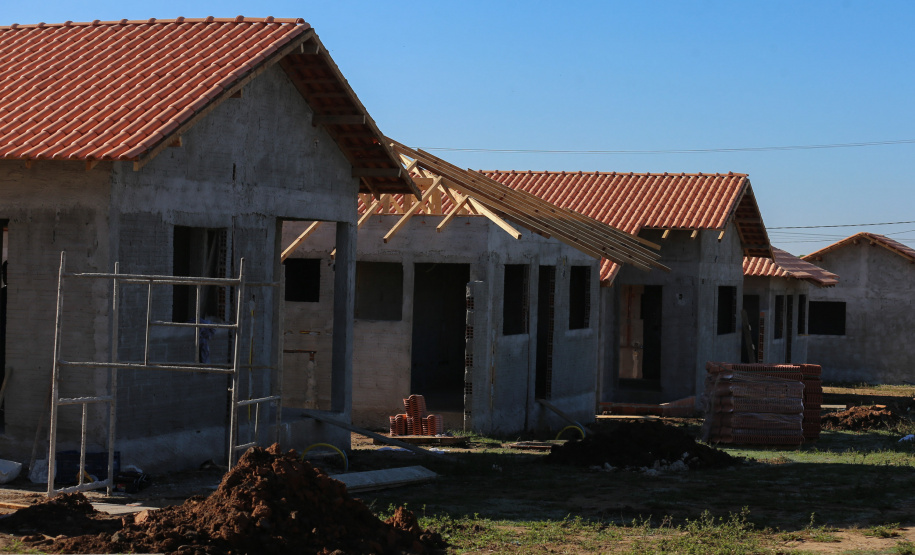 Casas populares - SJ Triunfo As 30 casas do novo conjunto habitacional de São João do Triunfo ainda têm a cor cinza de reboco na parede, madeira exposta nos telhados e como pano de fundo o corre-corre da construção civil, mas elas já estão visíveis em um espaço plano de 13,7 mil metros quadrados