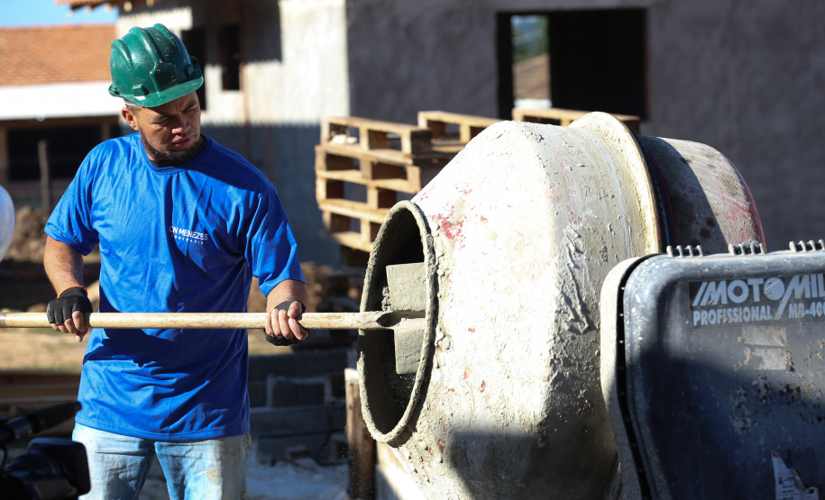 Casas populares - SJ Triunfo As 30 casas do novo conjunto habitacional de São João do Triunfo ainda têm a cor cinza de reboco na parede, madeira exposta nos telhados e como pano de fundo o corre-corre da construção civil, mas elas já estão visíveis em um espaço plano de 13,7 mil metros quadrados