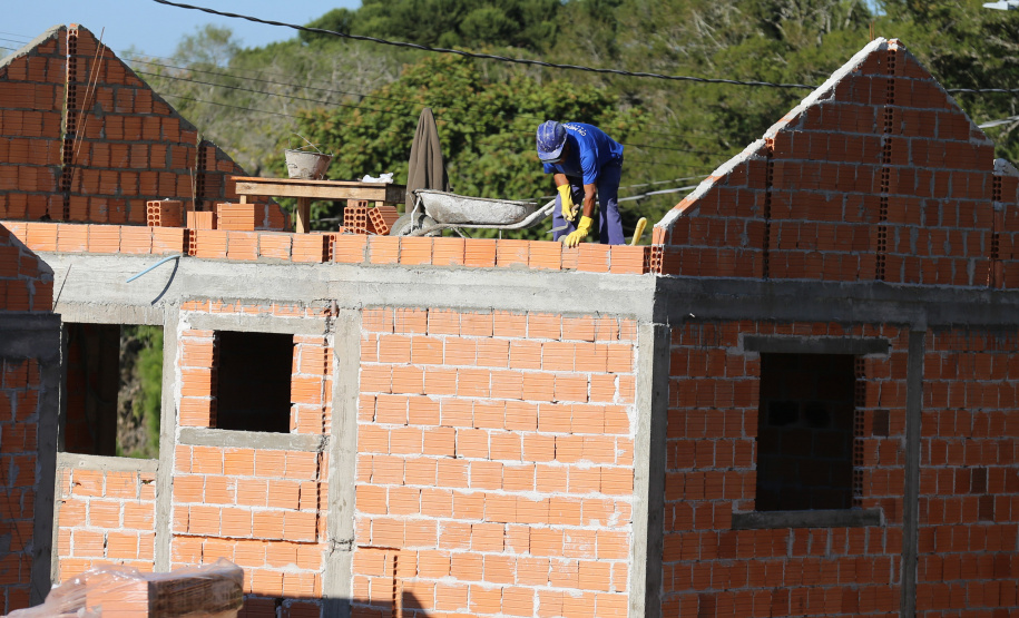 Casas populares - SJ Triunfo As 30 casas do novo conjunto habitacional de São João do Triunfo ainda têm a cor cinza de reboco na parede, madeira exposta nos telhados e como pano de fundo o corre-corre da construção civil, mas elas já estão visíveis em um espaço plano de 13,7 mil metros quadrados