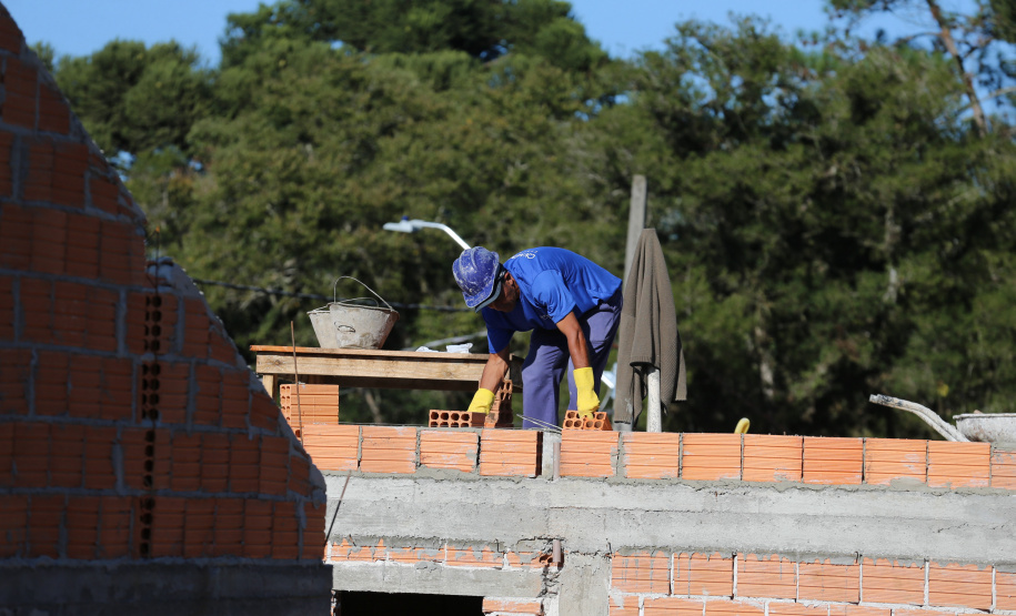 Casas populares - SJ Triunfo As 30 casas do novo conjunto habitacional de São João do Triunfo ainda têm a cor cinza de reboco na parede, madeira exposta nos telhados e como pano de fundo o corre-corre da construção civil, mas elas já estão visíveis em um espaço plano de 13,7 mil metros quadrados