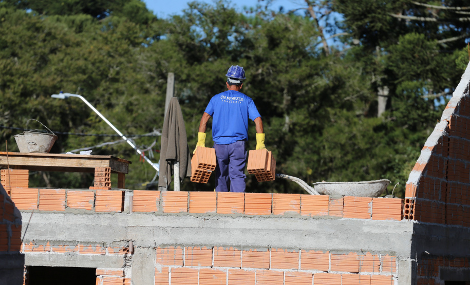 Casas populares - SJ Triunfo As 30 casas do novo conjunto habitacional de São João do Triunfo ainda têm a cor cinza de reboco na parede, madeira exposta nos telhados e como pano de fundo o corre-corre da construção civil, mas elas já estão visíveis em um espaço plano de 13,7 mil metros quadrados