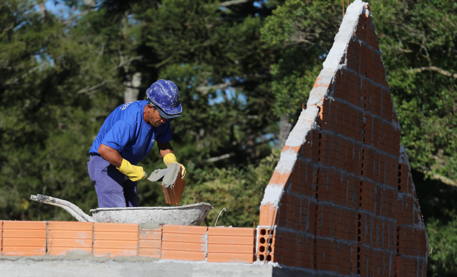 Casas populares - SJ Triunfo As 30 casas do novo conjunto habitacional de São João do Triunfo ainda têm a cor cinza de reboco na parede, madeira exposta nos telhados e como pano de fundo o corre-corre da construção civil, mas elas já estão visíveis em um espaço plano de 13,7 mil metros quadrados