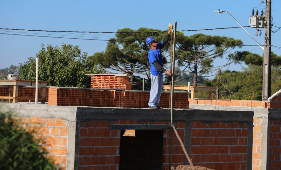 Casas populares - SJ Triunfo As 30 casas do novo conjunto habitacional de São João do Triunfo ainda têm a cor cinza de reboco na parede, madeira exposta nos telhados e como pano de fundo o corre-corre da construção civil, mas elas já estão visíveis em um espaço plano de 13,7 mil metros quadrados
