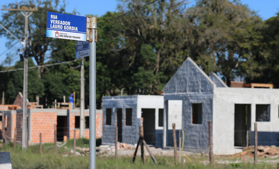 Casas populares - SJ Triunfo As 30 casas do novo conjunto habitacional de São João do Triunfo ainda têm a cor cinza de reboco na parede, madeira exposta nos telhados e como pano de fundo o corre-corre da construção civil, mas elas já estão visíveis em um espaço plano de 13,7 mil metros quadrados