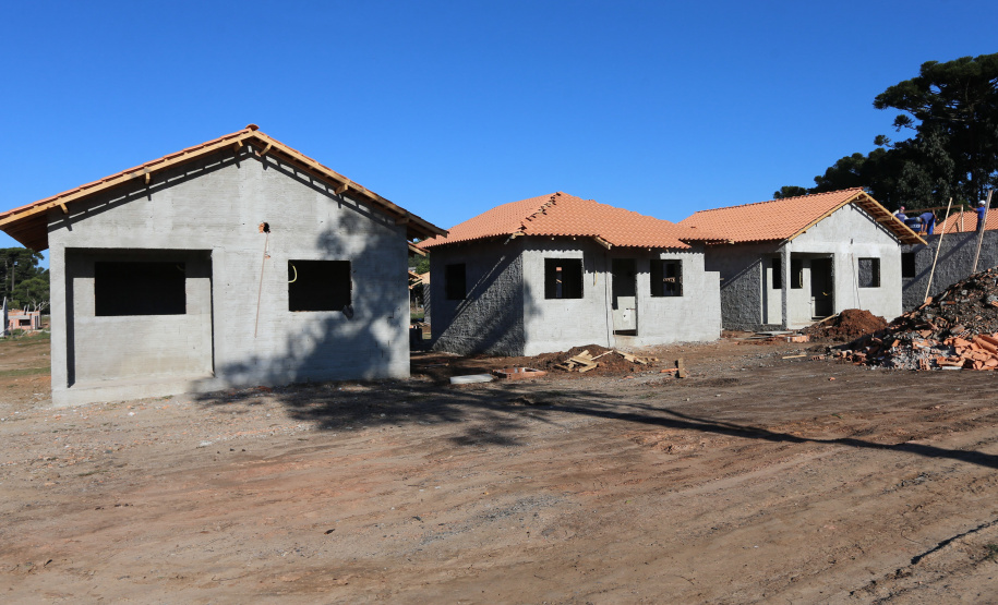 Casas populares - SJ Triunfo As 30 casas do novo conjunto habitacional de São João do Triunfo ainda têm a cor cinza de reboco na parede, madeira exposta nos telhados e como pano de fundo o corre-corre da construção civil, mas elas já estão visíveis em um espaço plano de 13,7 mil metros quadrados